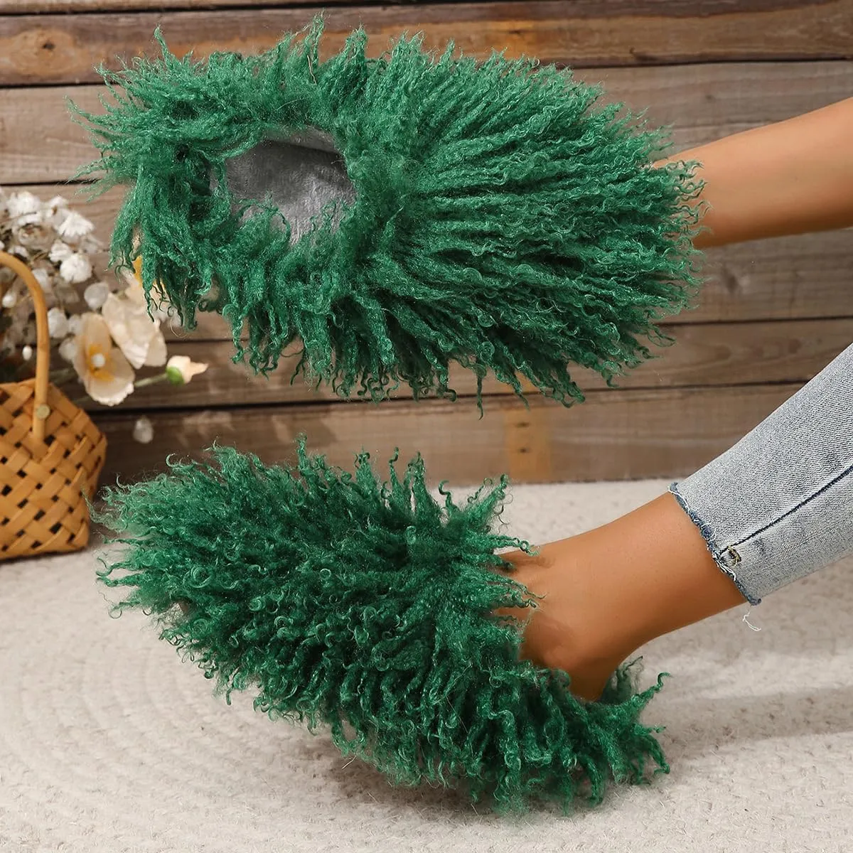 Dayiss Women's Faux Fur Slippers Fuzzy Flat Slippers Fluffy House Shoes Outdoor Closed Toe Furry Winter Sandals